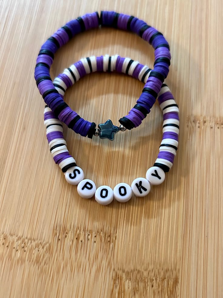 Preppy Halloween Clay Armbänder mit bunten Clay Perlen. Dieses Angebot gilt für ein einzelnes Perlenarmband. Diese dehnbaren, von Halloween inspirierten Armbänder sind 16,5 Zoll groß, können aber etwas größer und kleiner passen, da sie dehnbar sind. Ungefähre Maße- 16,5 cm 🌺Pflegehinweise für Stretch-Armbänder ✨Rollen Sie die Armbänder vorsichtig an und aus ✨Vermeiden Sie es, mit angelegten Armbändern zu schwimmen, zu schlafen oder zu duschen. ✨Wiederholtes Dehnen kann das Gummiband schwächen u Preppy Halloween Clay Bead Bracelets, Clay Bead Bracelet Ideas Spiderman, Halloween Clay Bead Ideas, Bracelets Inspo Clay Beads, Bracelet Ideas For Halloween, Green Clay Bracelet Ideas, Bracelet Ideas With Pony Beads, Halloween Bead Bracelet Ideas, Halloween Bracelets Ideas