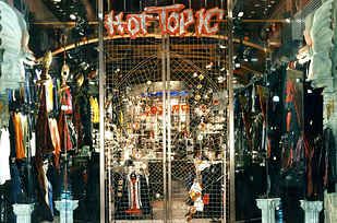 24 Things That Seemed Really Cool To '00s Kids Hot Topic Aesthetic, Old Hot Topic, 90s Mall Goth, Early Internet, Hot Topic Store, High Converse, Zine Ideas, Kid Aesthetic, Wonder Woman Shirt