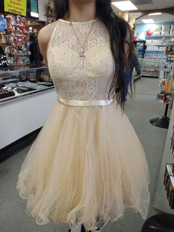 Dama Gold Dresses, Good Dama Dresses, Champagne Gold Dama Dresses, Quinceanera Dama Dresses Gold, Champagne Short Dresses, Beige Dama Dresses, Cream Dama Dresses Quinceanera, Beige Dama Dresses Quinceanera, Gold Dama Dresses Quinceanera Long