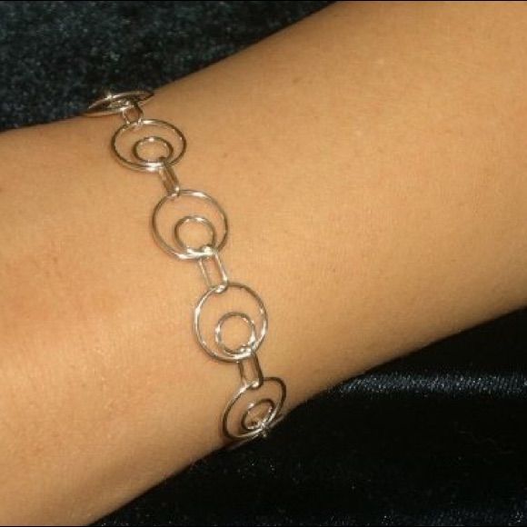 Handmade By Me. 6 1/4” Double Round Sterling Silver Bracelet With Lobster Claw Clasp. Wire Bracelet Tutorial, Shifting Closet, Silver Wire Jewelry, Wire Jewelry Patterns, Wire Wrapped Stone Jewelry, Round Bracelet, Chainmail Jewelry, Wire Bracelets, Diy Jewlery