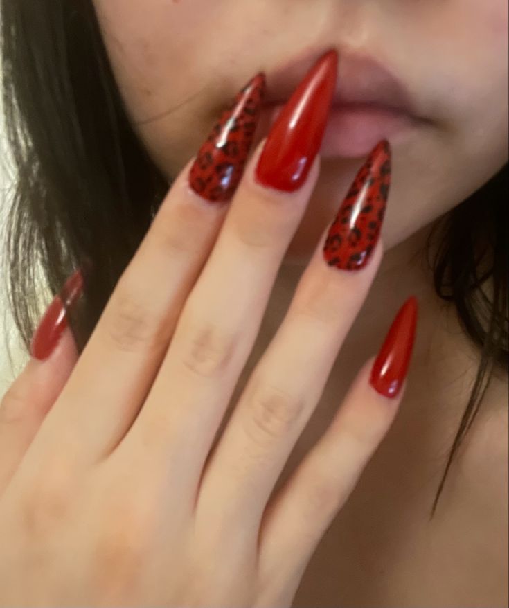 Red Emo Nails Acrylic, Emo Nail Aesthetic, Cool Nails Almond, Red Emo Nails, Nail Inspo Alt, Nail Ideas Emo, Red N Black Nails, Cute Emo Nails, Emo Christmas Nails