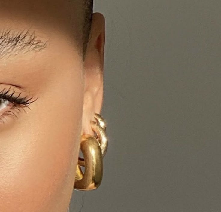 Gold Hoops Aesthetic, Gold Hoop Earrings Aesthetic, Hoop Earrings Aesthetic, Chunky Gold Jewelry, Busy Girl, Earrings Outfit, We Back, Chunky Hoop Earrings, Chunky Earrings