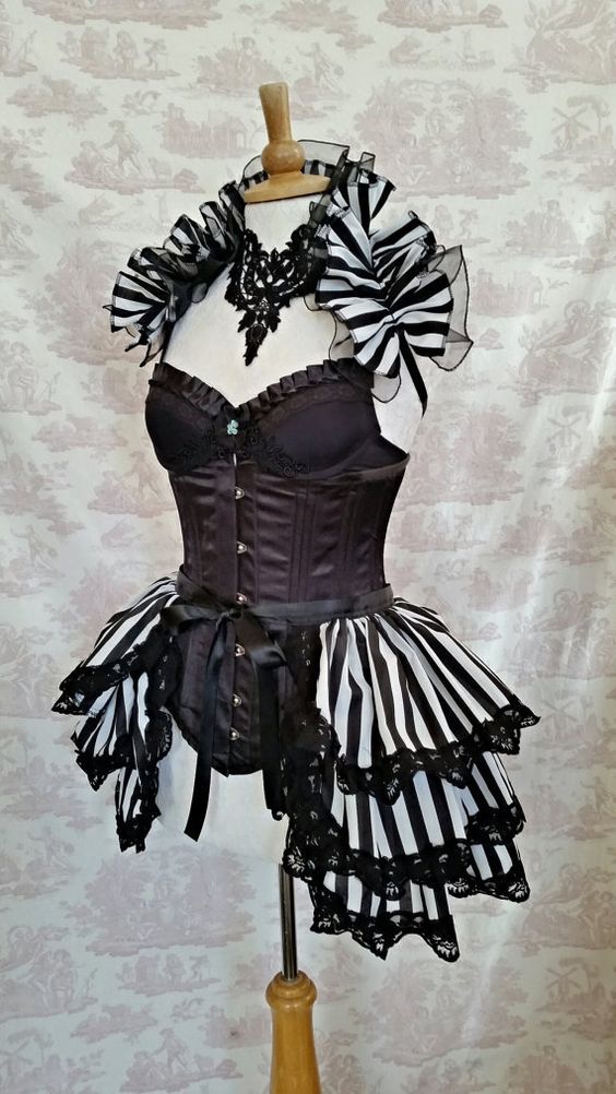 GothicBurlesque Etsy Steampunk Burlesque, Burlesque Outfit, Mode Steampunk, Edgy Girls, Bustle Skirt, Burlesque Costume, Night Circus, Dance Outfit, Older Women Fashion