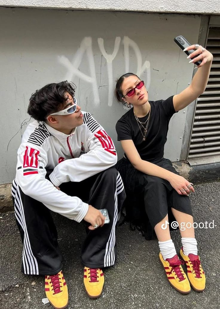 Streetwear Couple Street Style, Pose 2 People, Streetwear Fashion Couple, Couple Outfits Streetwear, Fashion Couple Outfits, Friend Pose Ideas, Streetwear Poses, Streetwear Fashion Baggy, Couple Streetwear