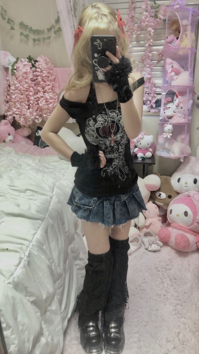 Y2k Cute Core Outfits, Hello Kitty Emo Outfits, Skirts And Oversized Shirts, Cute Emo Style, Yk2 Emo Outfits, Goth Gyaru Outfits, Alt Cute Outfits, Cute Y2k Grunge Outfits, Emo Outfits Dress