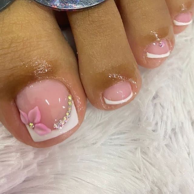 Cute Pink Toe Nails, Pedicure Ideas Acrylic, Toes French Tip Designs, Pink Easy Nails, French Tip Toes With Flower, Cute Toes Nails, Simple Toe Nail Art, French Tip Toes With Design, Cute Toe Nails Designs