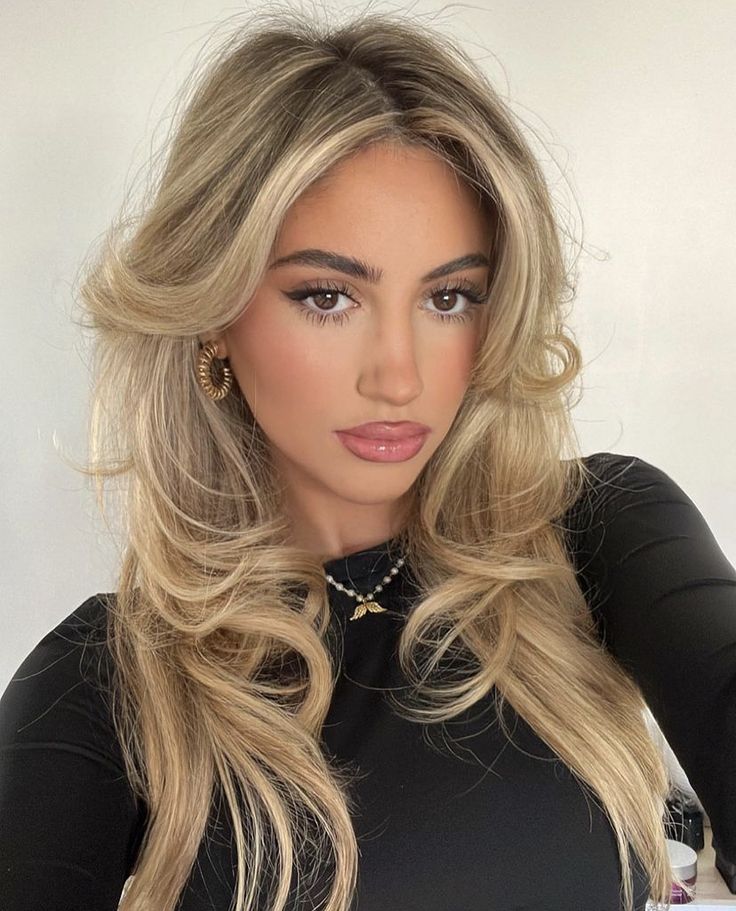 Blonde Balayage With Brown Eyes, Blonde Hair With Dark Features, Dark Eyebrows With Blonde Hair, Blond Hair With Dark Eyebrows, Blonde Highlights Dark Eyebrows, Blonde With Brown Eyebrows, Blonde Hair For Dark Eyebrows, Honey Blonde Hair With Brown Eyes, Honey Blonde With Brown Roots