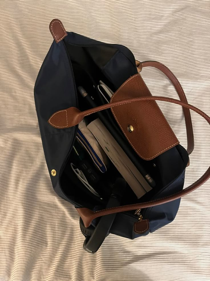 Bags To University, Longchamp College Bag, Handbags For University, La Pilage Longchamp, Longchamp Aesthetic Bag, Longchamp School Bag Aesthetic, Study Bag Aesthetic, Le Pilage Longchamp, What’s In My Longchamp Bag