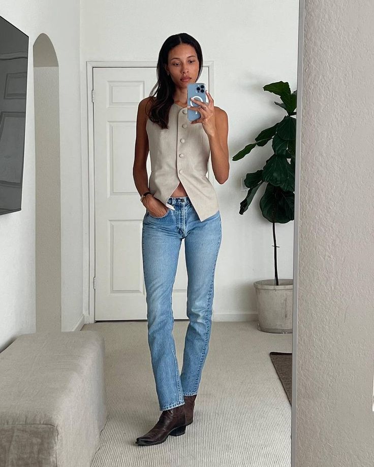 Jeans With Cowboy Boots, Classic Fall Fashion, Tylynn Nguyen, Classic Fall Style, Fall Fashion Staples, Transitional Fashion, Fashion Makeover, Types Of Jeans, All Black Looks