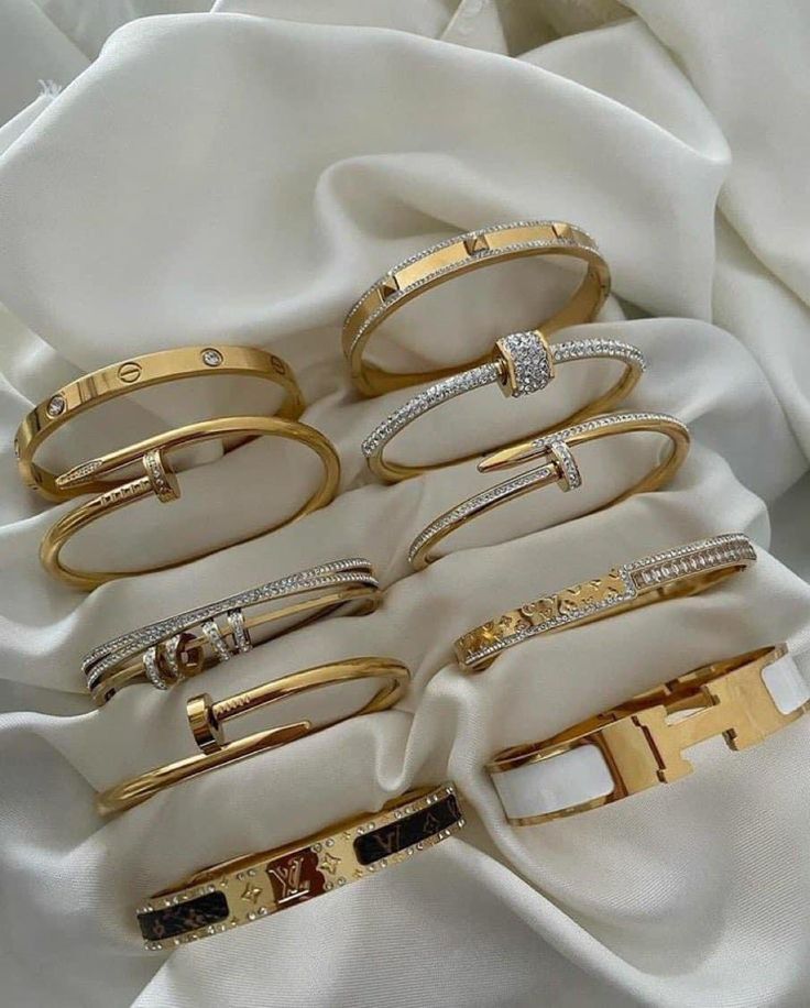 Bracelet Dior, Khaleeji Aesthetic, Xoxo Jewelry, Bracelets Sets, Dope Jewelry Accessories, Bracelet Stacks, Wrist Jewelry, Luxe Jewelry, Jewelry Accessories Ideas