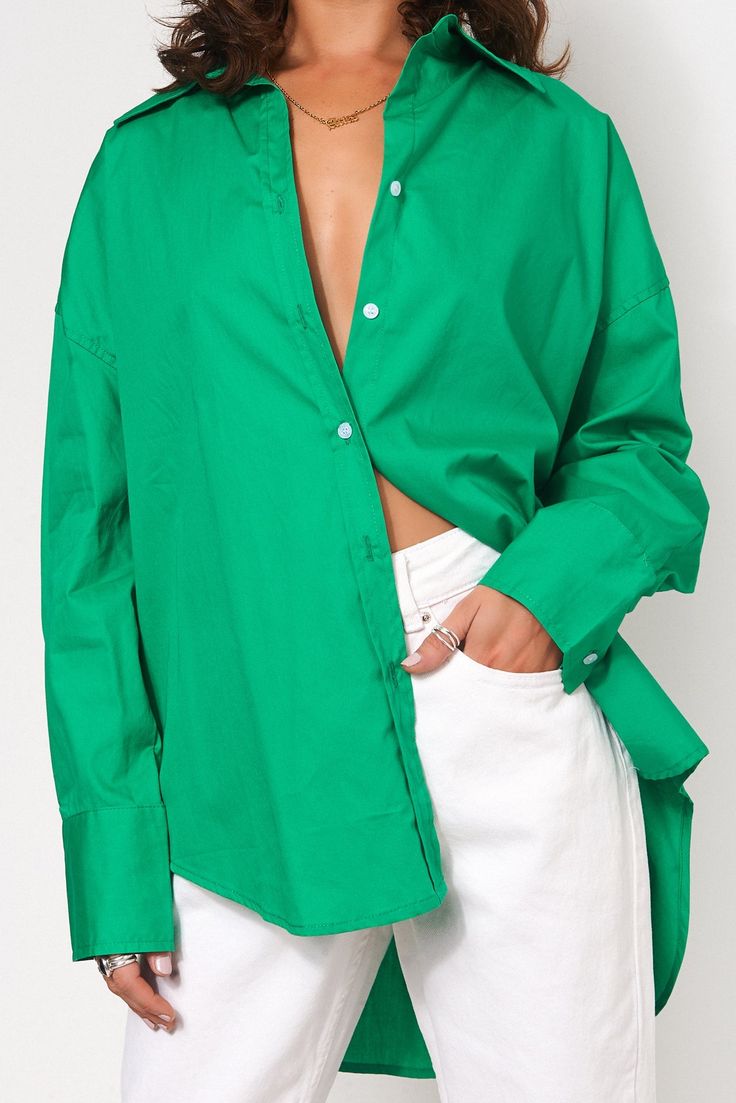 Green Shirt Outfits, Chloe Hayward, Diy Kimono, Summer Casual Outfits, Oversized Shirts, The New Me, Style 2023, Cool Hair, Boyfriend Shirt