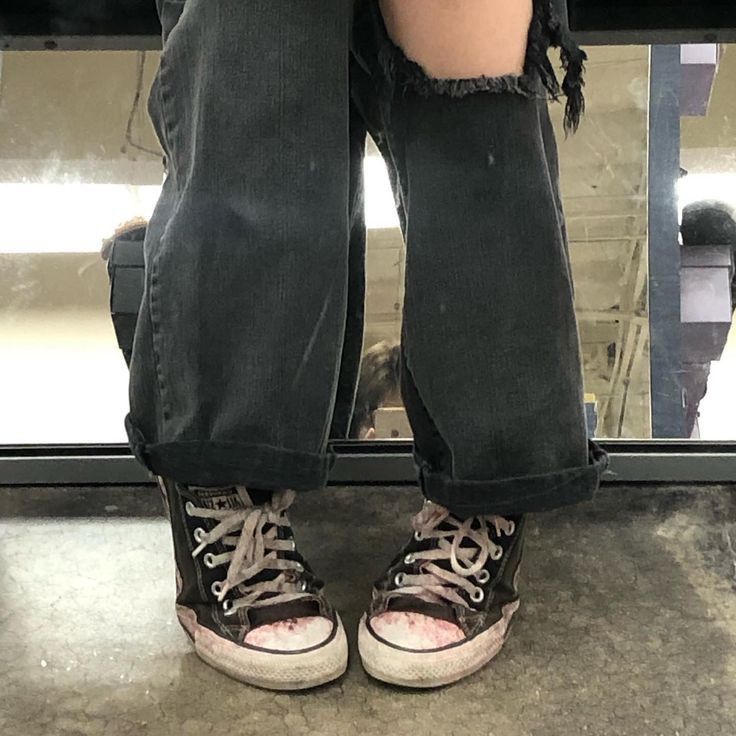 Converse Emo Aesthetic, Emo Converse Outfit, Punk Shoes Aesthetic, Converse Beat Up, Beat Up Converse Aesthetic, Emo Shoes Aesthetic, Shoes Aesthetic Grunge, Dirty Converse Aesthetic, Shoes Aesthetic Converse