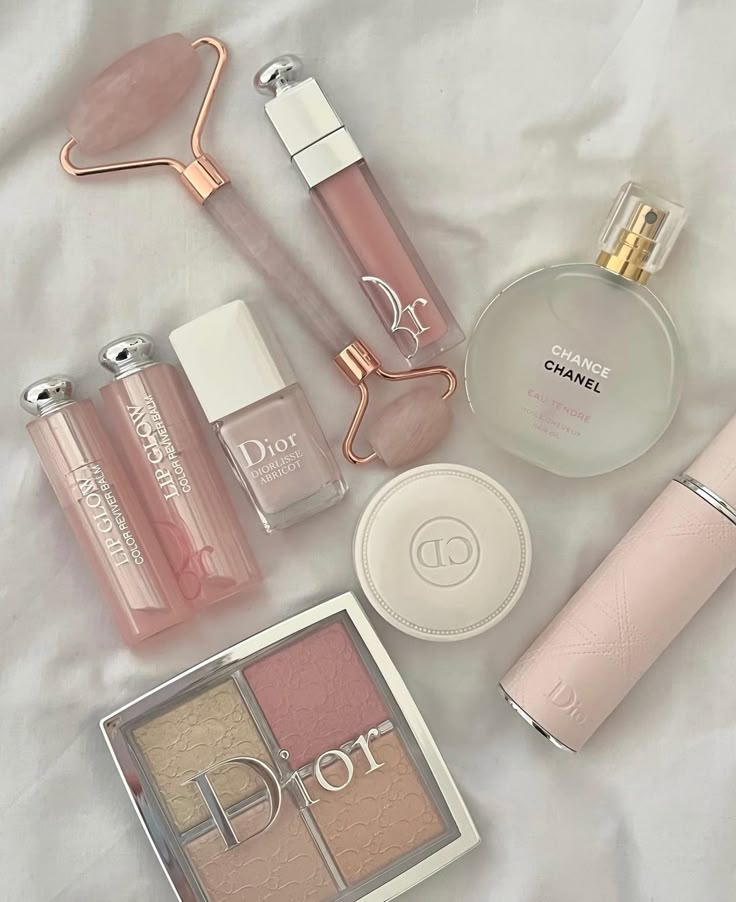 Trucco Glam, Rosa Make-up, Koleksi Makeup, Dior Lip Glow, Makeup Bag Essentials, Pink Lifestyle, Smink Inspiration, Chanel Beauty, Favorite Makeup Products