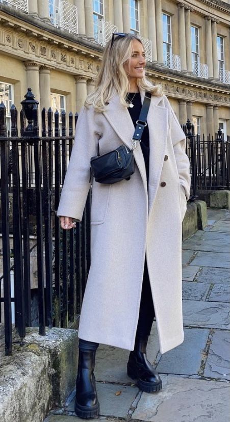 Long Tailored Coat, Oat Coat Outfit, Cream Long Jacket Outfit, Cream Overcoat Outfit Women, Cream Coat Outfit Winter Casual, Creme Coat Outfit, Casual Winery Outfits Winter, Cream Trench Coat Outfit Winter, Cream Peacoat Outfit