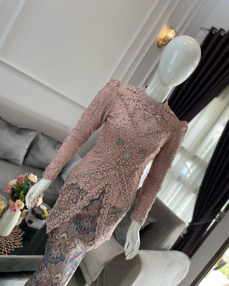 Kebaya Engagement Hijab, Kebaya Wisuda Hijab, Model Kebaya Wisuda, Outfit Ideas Muslim, Outfit Muslim, Kebaya Wedding, Kebaya Modern Dress, Kebaya Brokat, Simple Style Outfits