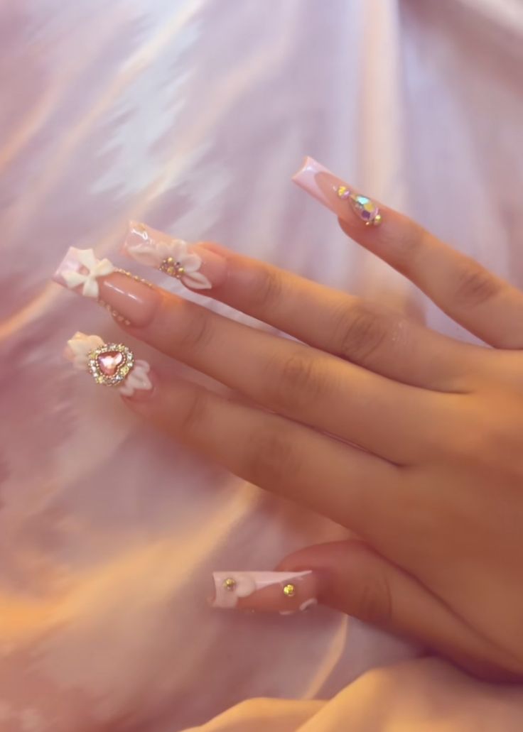 Pink Flower Quince Nails, 15 Quinceanera Nails, Pink Quince Nails Almond, Pink And Gold Quince Nails, Rose Gold Quince Nails, Quinceanera Nails Pink, Pink Quinceanera Nails, Quince Nails Pink, Pink Quince Nails