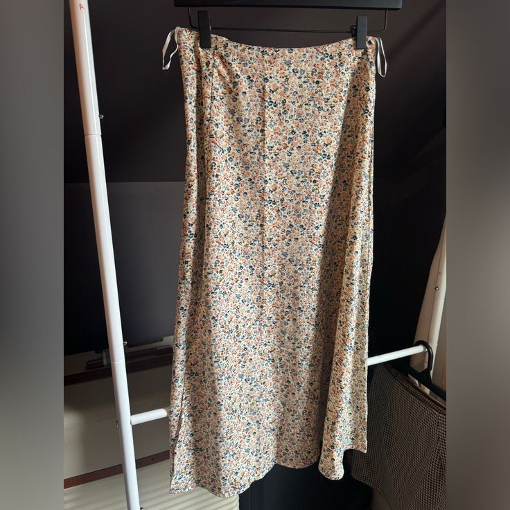 Midi Dainty Floral Skirt Never Worn Side Zipper. Light Fabric. Women Skirts Midi, Floral Skirt, Side Zipper, Light Fabric, Midi Skirt, Womens Skirt, Zipper, Skirt, Cream