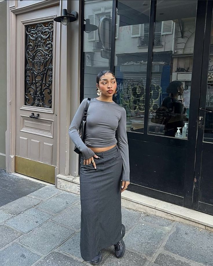 Crazy Winter Outfits, Long Grey Skirt Outfit Winter, Feminine Street Wear, L Size Outfits, What To Wear To An Art Show Outfit, Long Tee Shirt Outfits, Jupe Outfit, Grey Long Skirt, Becoming An Influencer