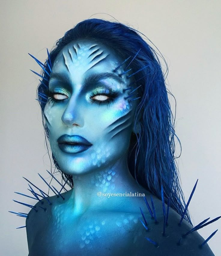 @soyesencialatina Siren Mermaid Makeup, Mermaid Fantasy Makeup, Siren Makeup Mermaid, Sea Siren Costume, Deep Sea Siren, Dark Mermaid Makeup, Siren Makeup, Mermaid Makeup Halloween, Alien Makeup