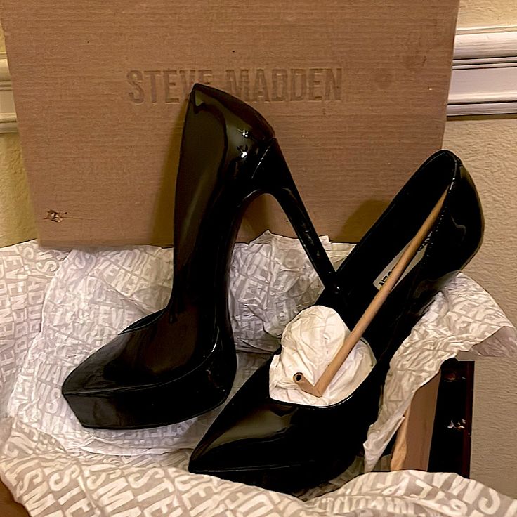 Black Shiny High Heels By Steve Madden Brand New In Box . Gorgeous With Jeans Or At Night Dressed Up Steve Madden Regal Black Patent, Closed Toe Black Heels, Heel Ideas, Sleepy Vibes, Cute Black Heels, Nice Heels, Platforms Shoes, Steve Madden High Heels, Heels Aesthetic