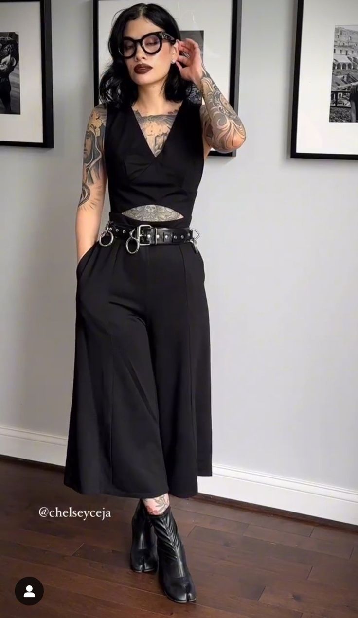 Alternative Fashion 30s, Grunge Evening Outfit, Goth Professional Fashion, Everyday Gothic Outfits, Alternative Fashion For Women Over 30, Tattooed Professional Women, Witchy Corporate Outfits, Preppy Gothic Outfits, Elegant Punk Outfits