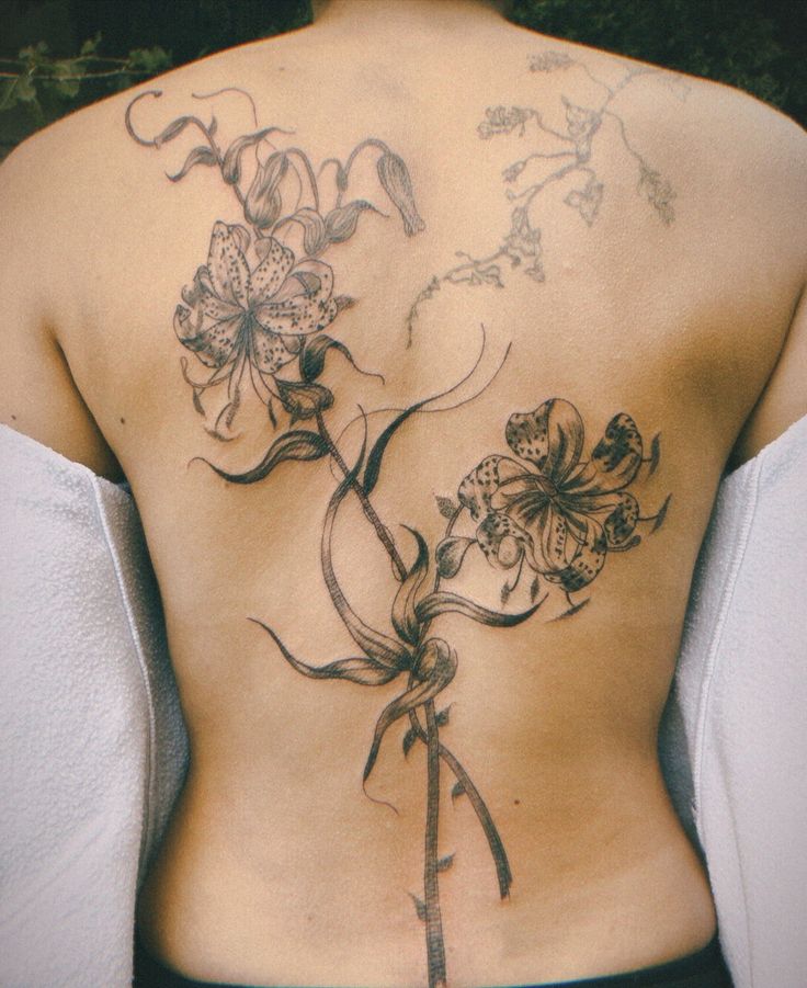 a woman's back with flowers on it