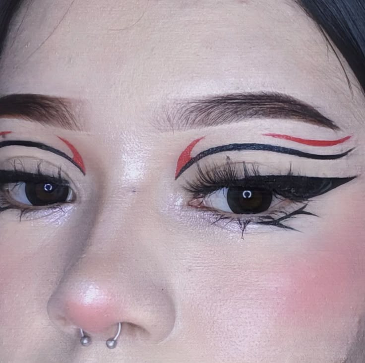 Black And Red Graphic Liner, Egirl Makeup Red, Red Graphic Eyeliner, Delineados Egirl, Gamer Girl Makeup, Black Graphic Liner, Rockstar Makeup, Black And Red Makeup, Red Makeup Looks