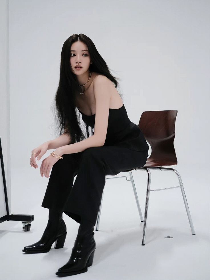 Zhang Yishang, Kpop Model, Korean Photoshoot, Debut Photoshoot, Sisters Photoshoot Poses, Pose Model, Woman In Suit, Model Inspo, Model Aesthetic