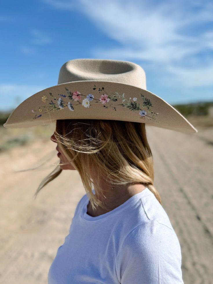 Green Cowgirl Hat, Painted Hats For Women, Hats With Flowers, Live Unapologetically, Cowboy Hat Design, Animal Print Party, Stocking Fillers For Him, Classic Cowboy, Corporate Chic