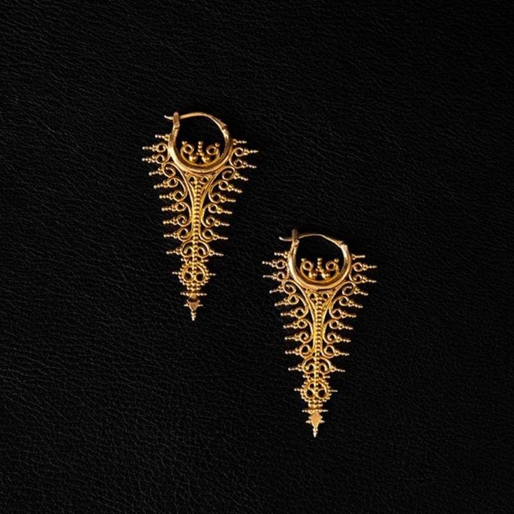 These hoop earrings, adorned with granulation and filigree, draw inspiration from traditional pieces dating back to the 18th and 19th centuries, taking us on a journey to the Indonesian archipelago, specifically the Tanimbar Islands. The repetitive and hypnotic design conjures a nostalgic sentiment for ancient jewelry and the passionate charm of those who crafted them by hand. Design: Ancient Revival Material: 925 Silver Size: 30 mm x 55 mm Weight: 7.5 g Indonesian Jewelry, Eclectic Earrings, 18th Century Jewelry, Ear Cuff Piercing, Skin Marks, Ancient Jewellery, Hand Design, Ancient Origins, Ancient Jewelry