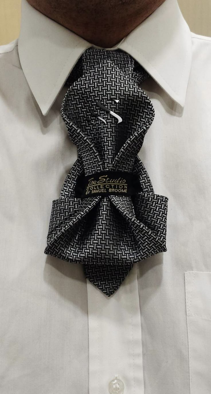 Ascot Outfits, Necktie Crafts, Tie Ideas, Neck Tie Knots, Tie For Women, Ways To Wear A Scarf, Mens Fashion Inspiration, Tie Styles, Neck Ties