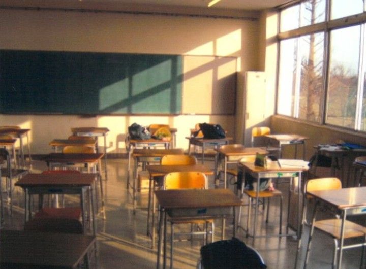 an empty classroom with lots of desks and chairs