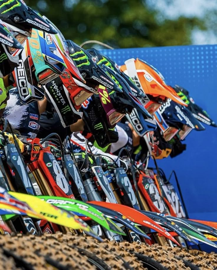 many colorful skis are lined up in a row on the side of a wall