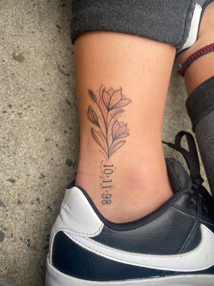 Ankle flower tattoo Inner Ankle Tattoo, Inner Ankle Tattoos, Ankle Tattoos, Floral Birthday, Ankle Tattoo, Foot Tattoos, Korean Artist, Aesthetic Ideas, Cat Tattoo