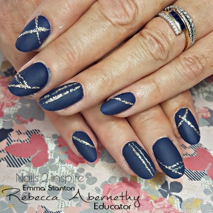 Navy Blue And Silver Nails Wedding, Navy Blue And Gold Holiday Nails, Acrylic Nail Designs Navy Blue And Gold, Blue And Gold Manicure, Navy Blue Nails With Gold Glitter, Navy And Gold Gel Nails, Navy With Gold Nails, Navy Nails Wedding, Matte Navy Nails With Gold