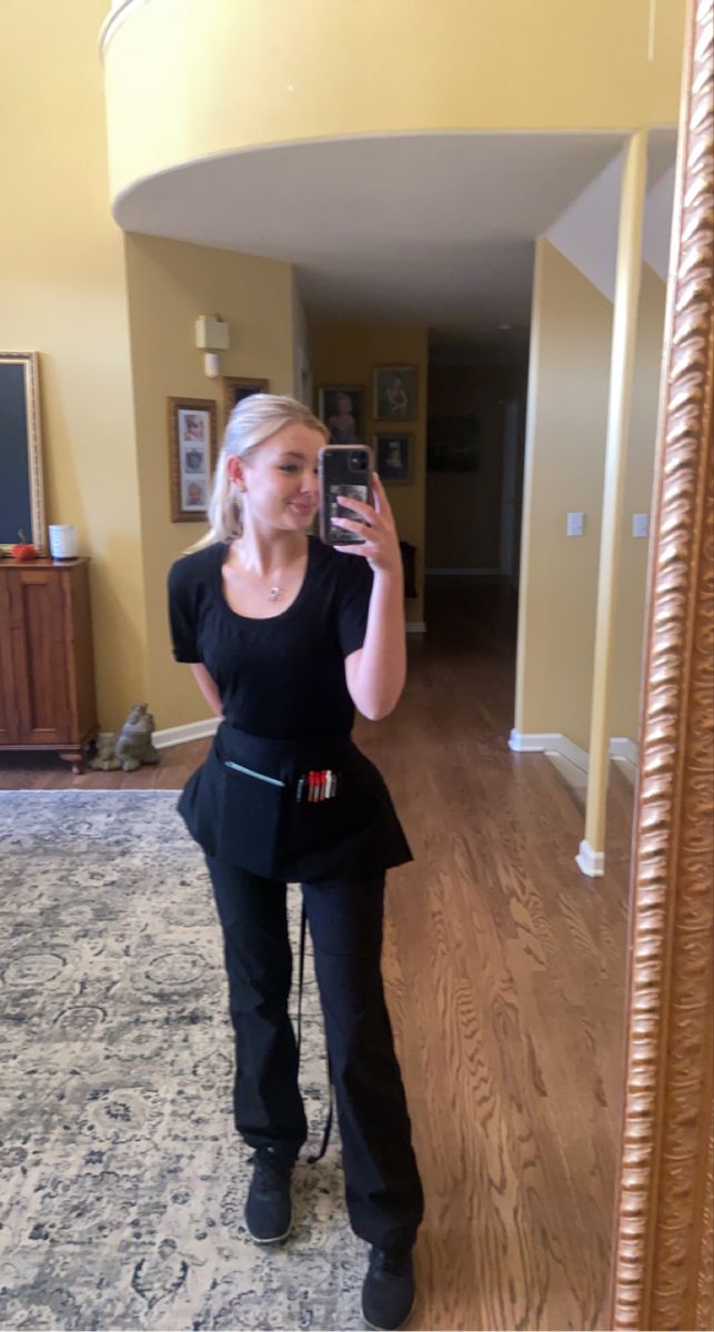 Waitress All Black Outfit, All Black Outfit Waitress, Cute Waiter Outfit, Food Service Outfit, Bartender Outfits Female, Bartender Outfit Female Classy, Server Outfits Restaurant Black, Restaurant Worker Outfit, Waitressing Outfit