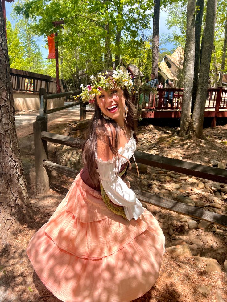 Renesance Fair Outfits, Ren Faire Outfits Fairy, Renicansse Fair Outfits, Rein Fair, Picnic Fits, Friend Hangout, Fair Pictures, Hangout Ideas, Renn Faire