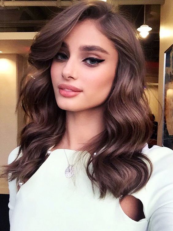 فيكتوريا سيكريت, Chocolate Brown Hair Color, Find Hairstyles, Chocolate Brown Hair, Taylor Hill, Short Hairstyle, Medium Hair Cuts, Elegant Hairstyles, Brown Hair Colors