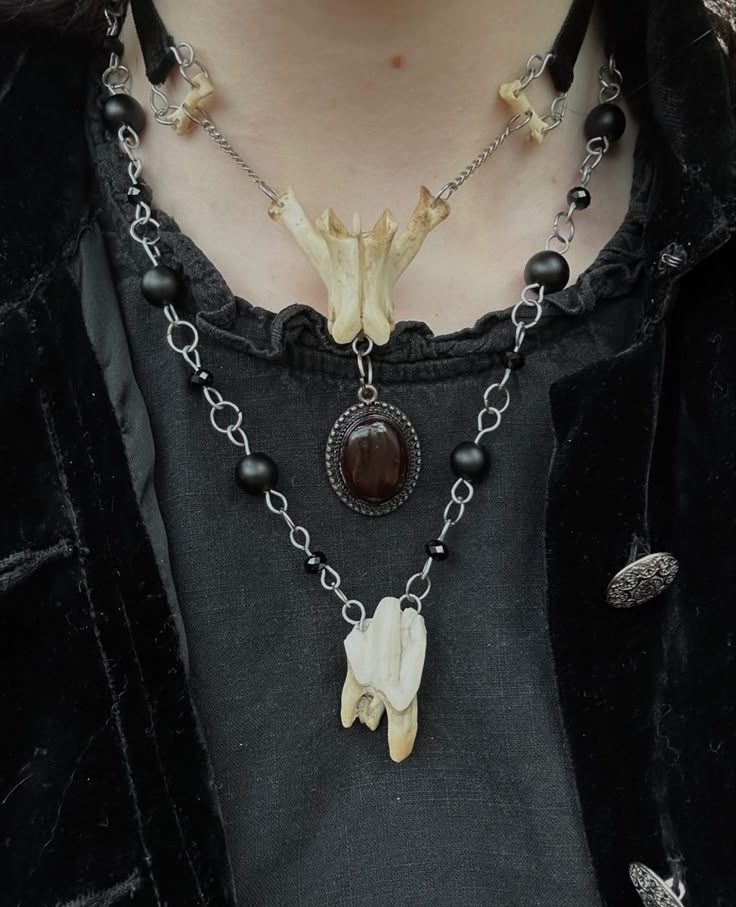 Animal Bones Jewelry, Bone Clothes Aesthetic, Bone Necklace Aesthetic, Crowcore Necklace, Animal Bone Necklace, Bone Jewelry Necklaces, Animal Bone Jewelry Diy, Vulture Culture Outfit, Bone Jewelry Aesthetic