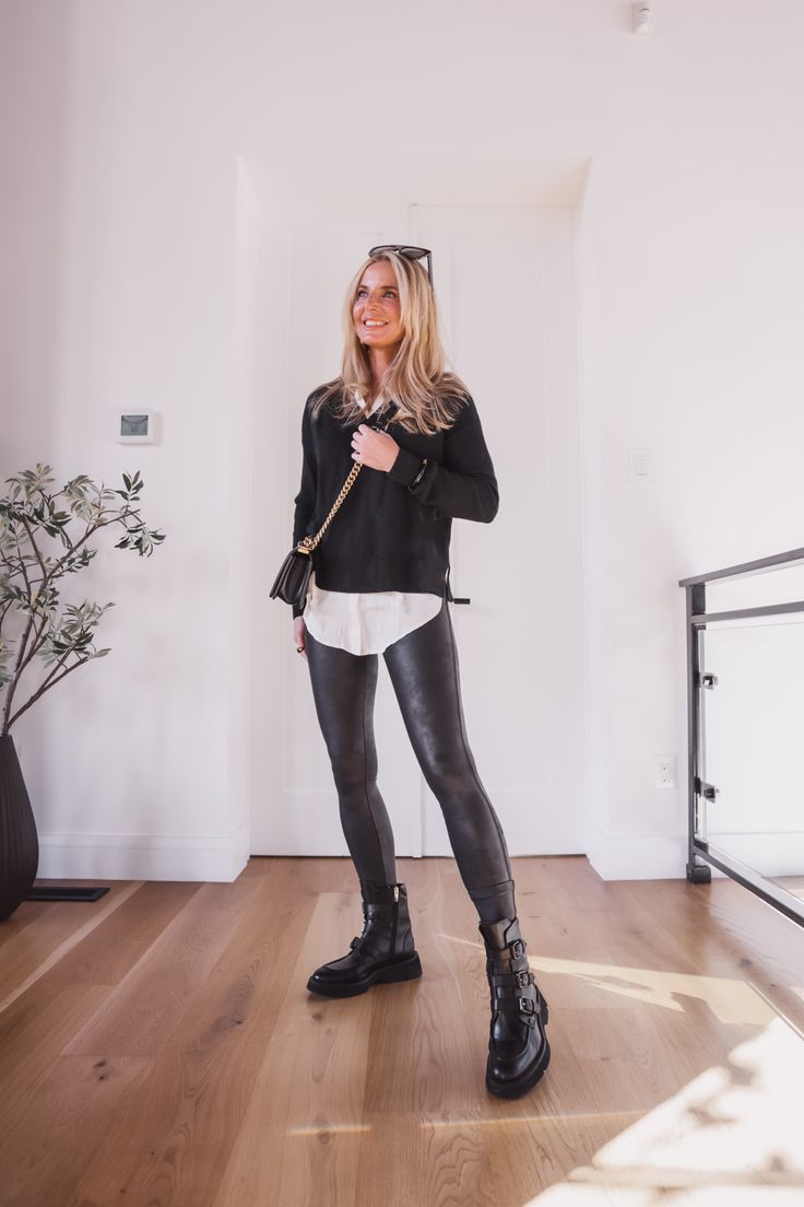 Black Moto Leggings Outfit, How To Style Faux Leather Pants, How To Style Leather Leggings, Style Leather Leggings, Style Faux Leather Leggings, Leather Leggings Look, Faux Leather Leggings Outfit, Leather Leggings Outfit, Winter Leggings