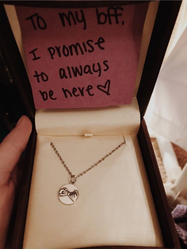 a person is holding a necklace in a box that says to my boyfriend i promise to always be here