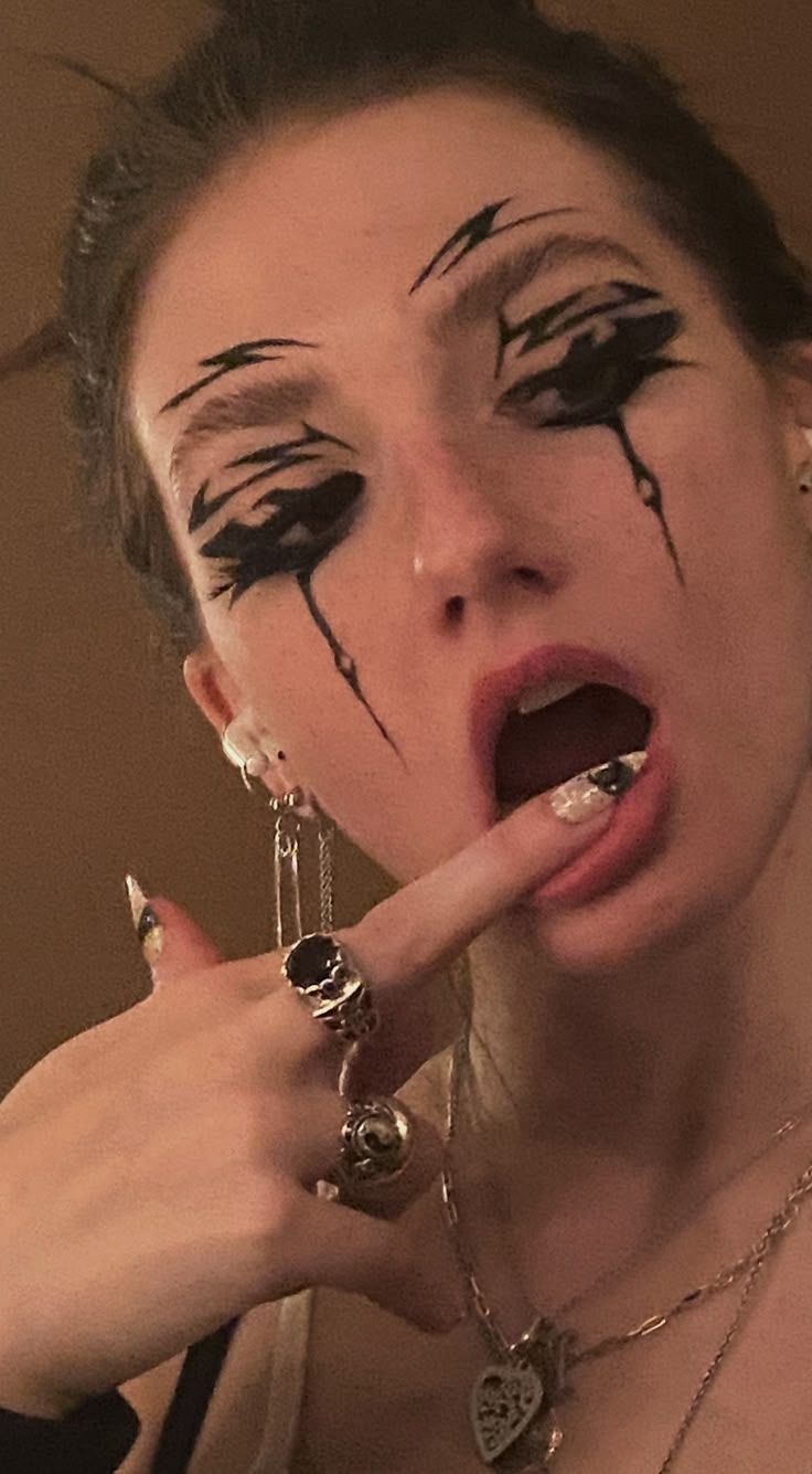 Crazy Eyeliner Goth, F U Nails, Face Eyeliner Art, Black Eyeliner Looks Edgy, Punk Aesthetic Makeup, Scary Eyeliner, Demon Eyeliner, Eyeliner Grunge Aesthetic, Skull Eyeliner