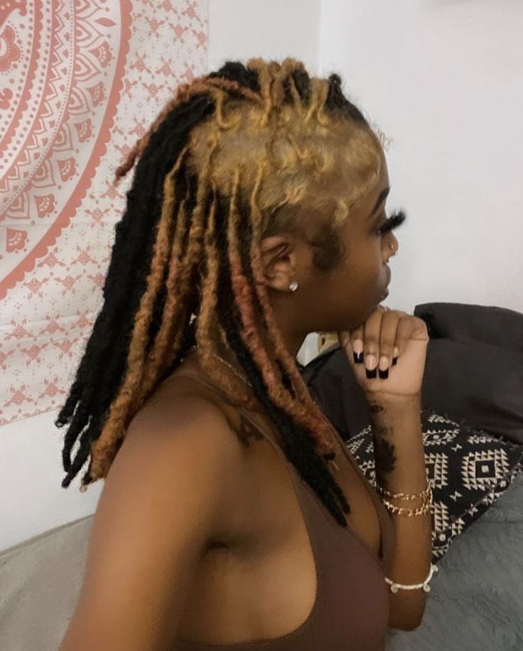 Blonde Highlights Locs, Dread Color Ideas Locs Dark Skin, Skunk Stripe Dreads, Skunk Stripe On Locs, Skunk Stripe Locs, Half Dyed Locs, Loc Dye Ideas, Female Dreads Hairstyles, Dreads Black Women