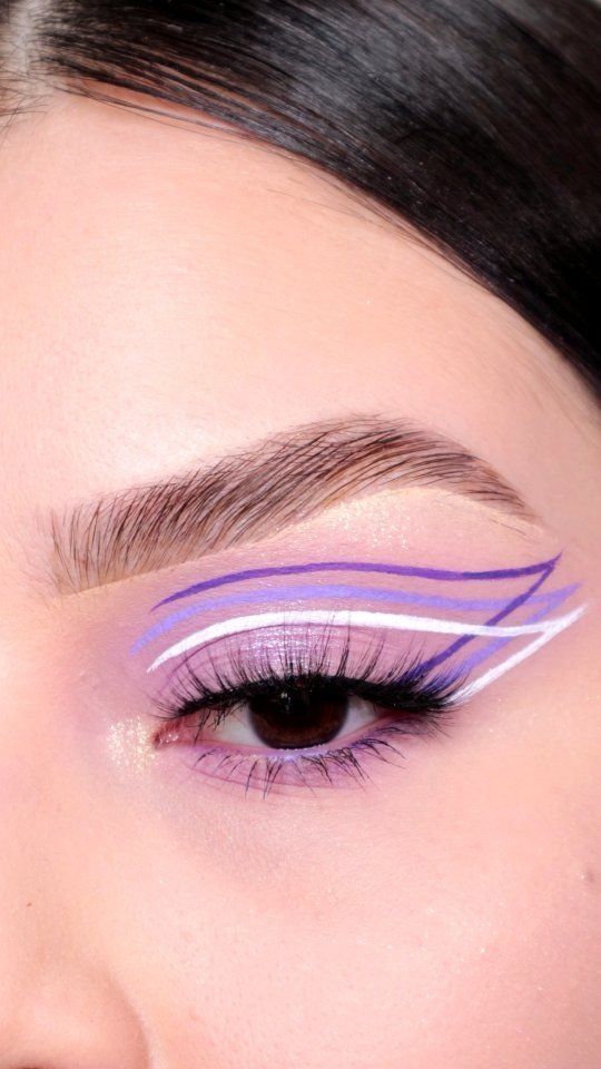 Eyeliner Asian Eyes, Eye Makeup White, Eyeliner Asian, Color Eyeliner Makeup, White Eye Makeup, Purple Makeup Looks, Color Eyeliner, Purple Eyeliner, Makeup Purple