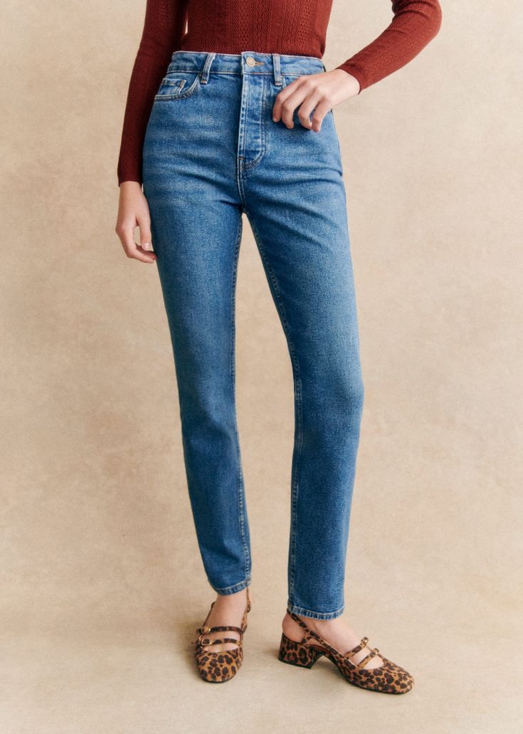 5-pocket mid-rise jeans ;Slightly tapered straight cut ;Button fly ;Inside leg length 77 cm / 30.3 in (for a 36) Sezane Pants, Mid Rise Straight Leg Jeans, Fashion For Petite Women, Jean Vintage, Bleached Denim, Denim T Shirt, Suit Shoes, Dream Style, Knitwear Tops