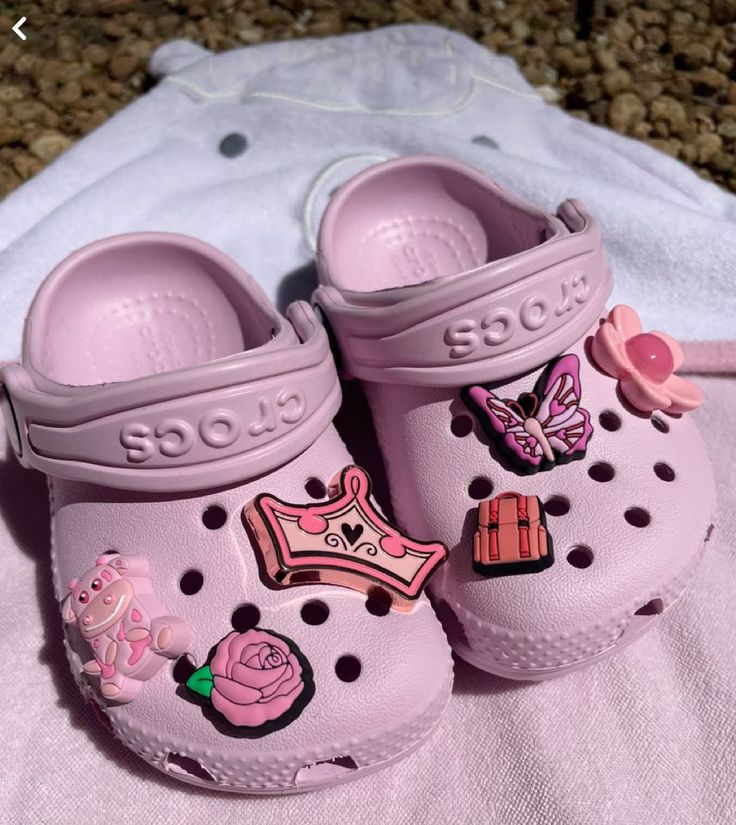 Cute Baby Shoes Girl, Baby Custom Crocs, Crocs For Babies, Baby Girl Nike Sets, Baby Girl Nike, Toddler Crocs, Couple With Baby, Pink Crocs, Luxury Baby Clothes