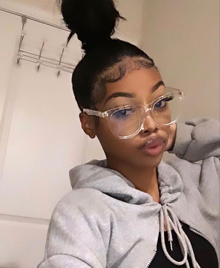 Clear Glasses Frames Black Women, Baddies With Glasses, Braces And Glasses, Baddie Pics, Clear Glasses Frames Women, Cute Glasses Frames, Glasses Woman, Glasses Inspiration, Pretty Dark Skin