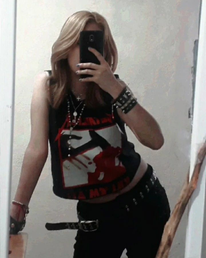 Metallica Outfit Aesthetic, Metal Rock Outfit Women, 90s Grunge Punk Outfits, Metal Female Outfit, Summer Metal Outfit, Metallica Inspired Outfits, Metallica Aesthetic Outfit, Rocker Punk Outfits, Nu Metal Concert Outfit