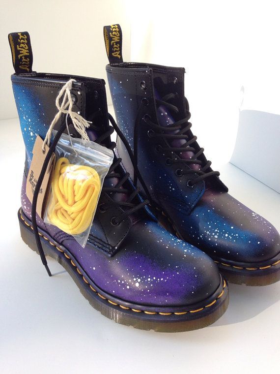 Botas de combate que te harán cambiar el concepto que tienes de ellas Doc Martens Outfit Grunge, Colorful Boots, Painted Galaxy, Doc Marten Boots, Doc Marten Boot, Doc Martens Outfit, Nothing But Love, Doc Martens Boots, Doc Marten