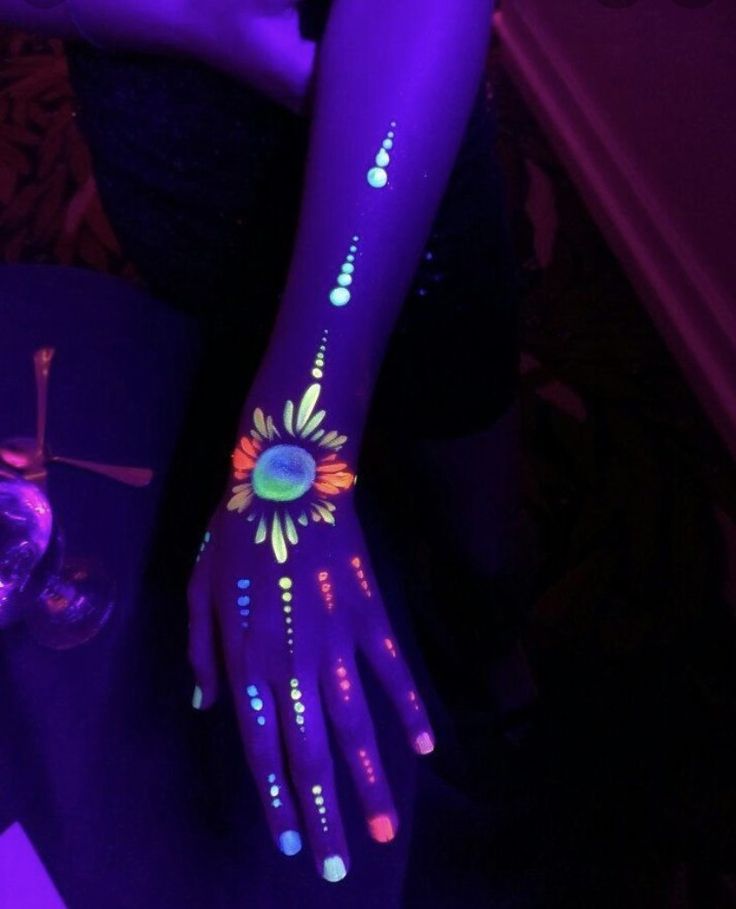 Blacklight Party Outfit, Pintura Facial Neon, Paint Body Art, Glow Party Outfit, Formal Elements Of Art, Neon Party Outfits, Neon Face Paint, Uv Party, Uv Makeup